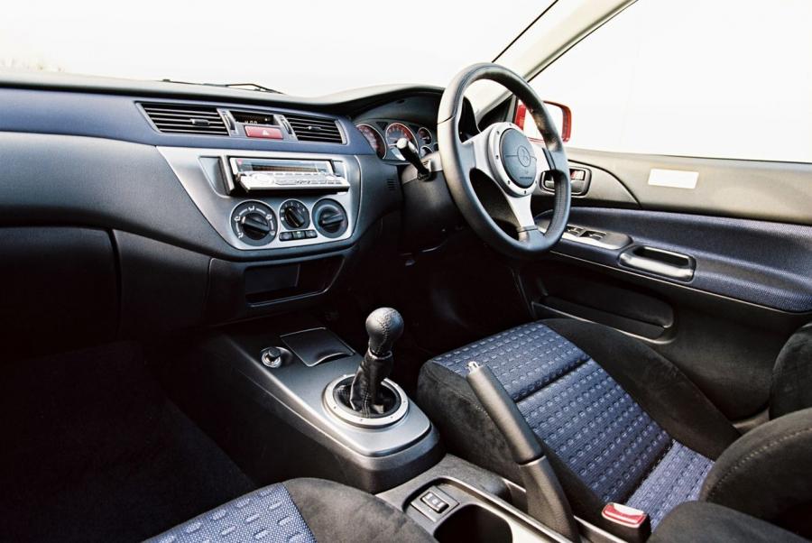  Mitsubishi Lancer 2000 года  (фото 23 из 31)
